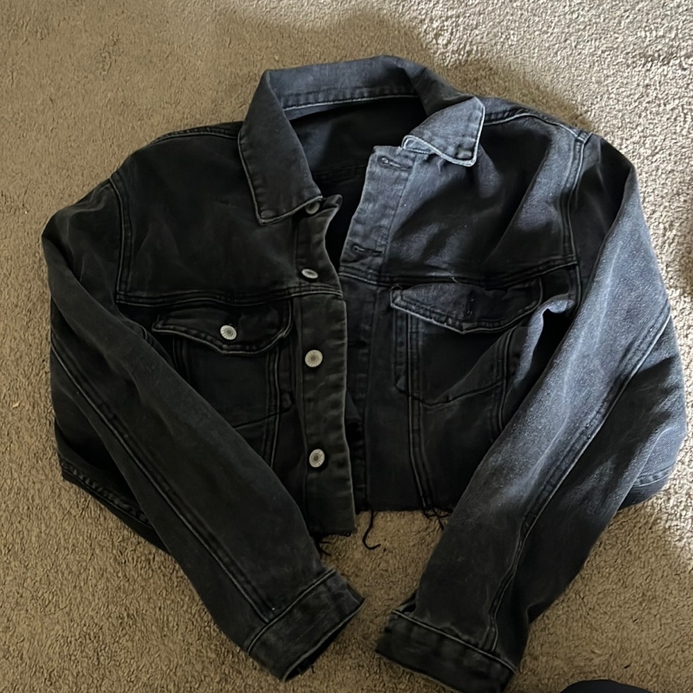 Black denim crop jacket by Brandy Melville